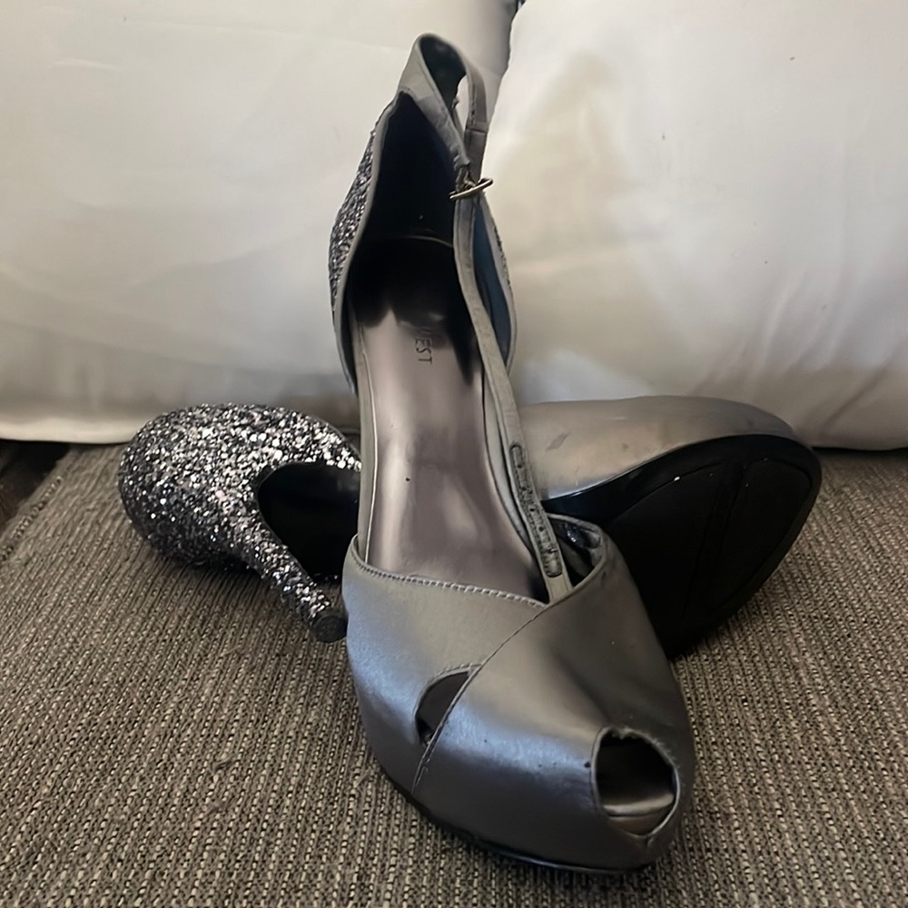 Size 9 Nine West high heels. Perfect for a night out or evening wedding.